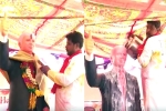 donald trump statue, Donald Trump Bhakt from Telangana, donald trump bhakt from telangana in india unveils a 6 ft statue of u s president performs puja with milk, Srinivas kuchibhotla