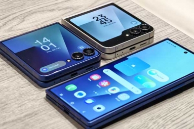 Samsung Folds to Stick With Older M13 OLED Panels