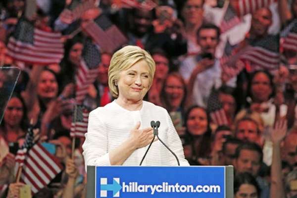 Hillary Clinton diagnosed with pneumonia, cancels California trip